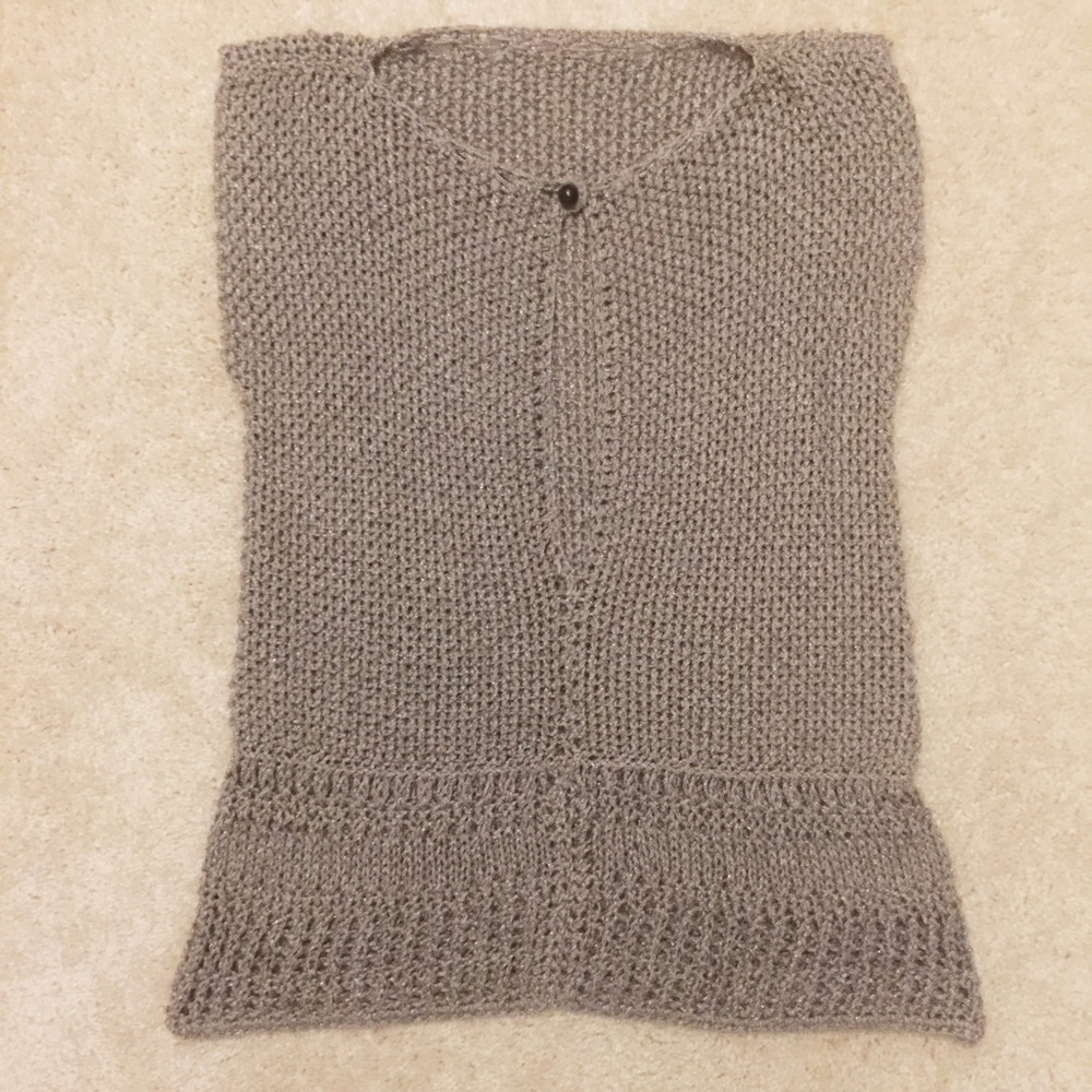 Knitting cream t-shirt with amazing cleavage