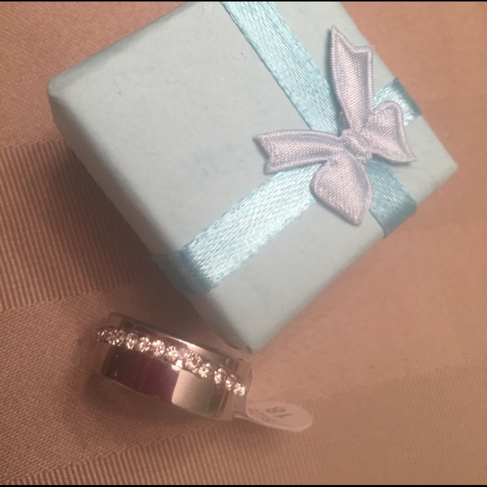 NWT POLISHED STAINLESS RING 8 - Picture 3 of 4
