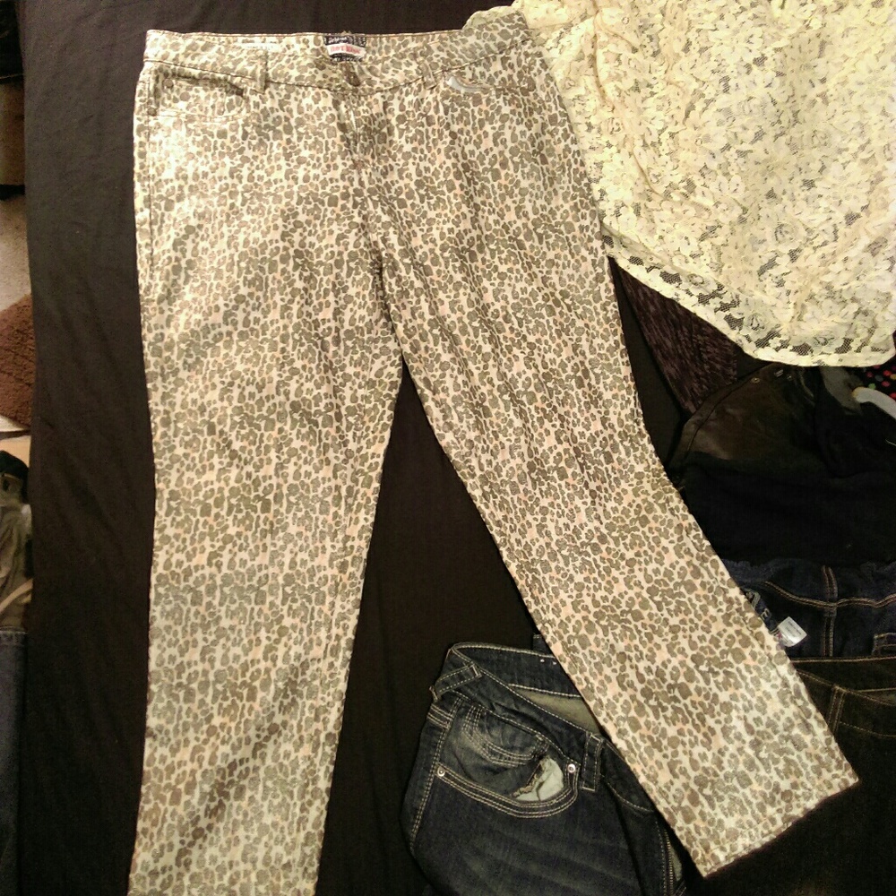 Shiny leopard skinny jeans. Hot kiss sz 15/16