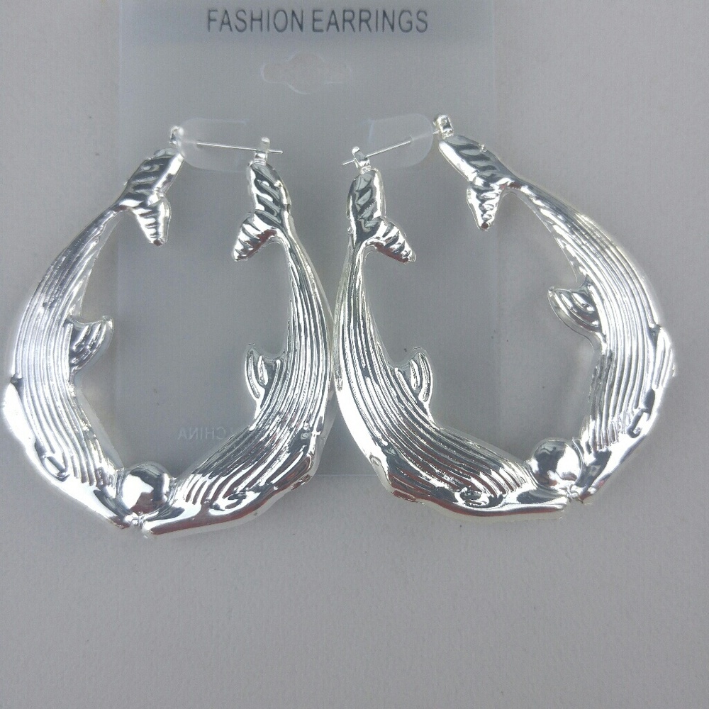 Lightweight silver plated hoop earrings