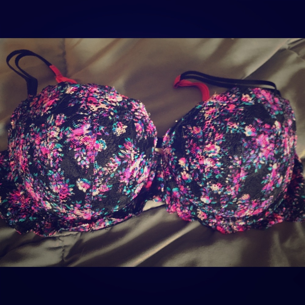 Flowery lace bra.
