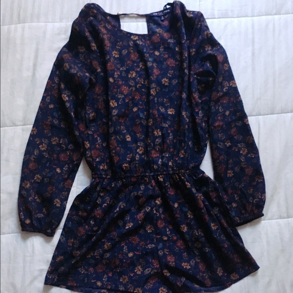 navy floral romper 🌱
