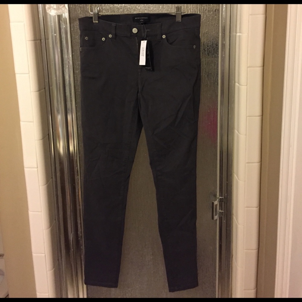 Grey Banana republic skinny mid rise pant. NWT!!