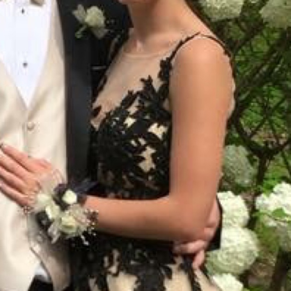 Size 4 Prom dress. - Picture 2 of 3