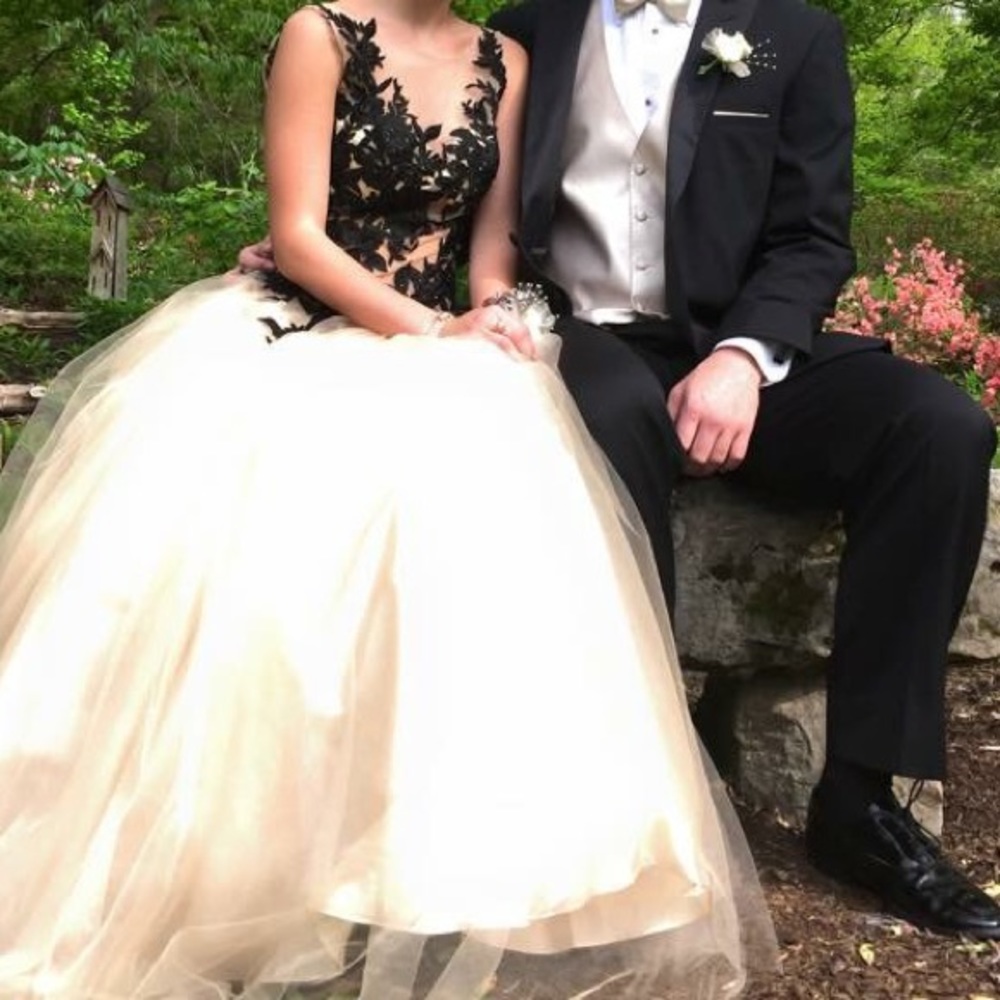 Size 4 Prom dress. - Picture 3 of 3