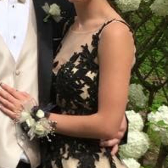 Size 4 Prom dress. - Picture 2 of 3