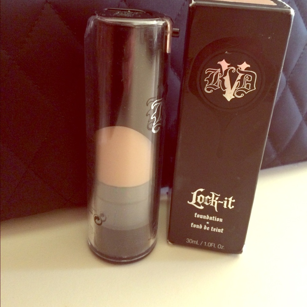 SOLD☑️☑️Kat Von D Lock-it Foundation