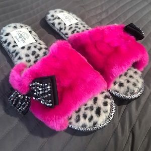 ✨Super Soft Pretty You London slippers 😍