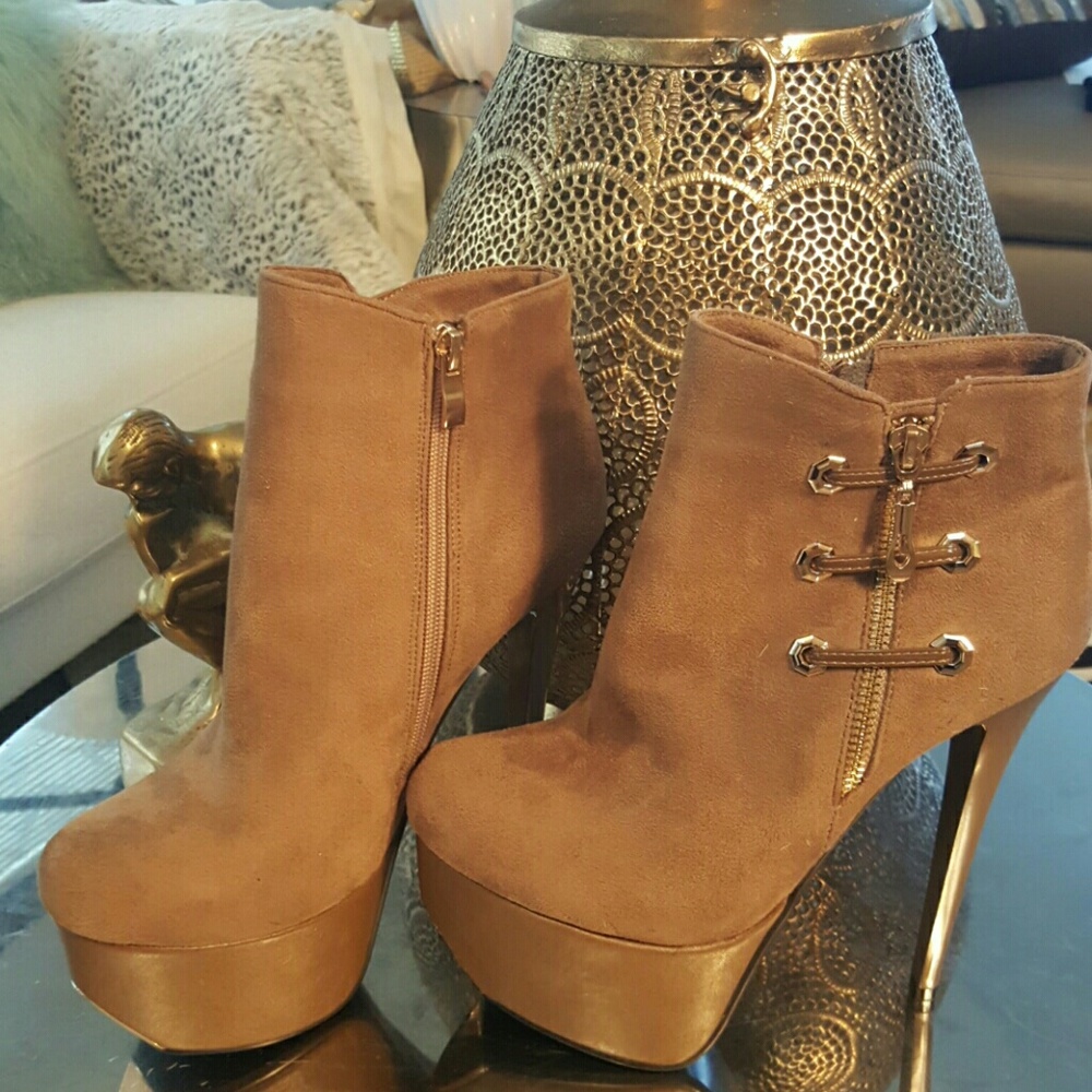 Lui Chiny suede tan booties