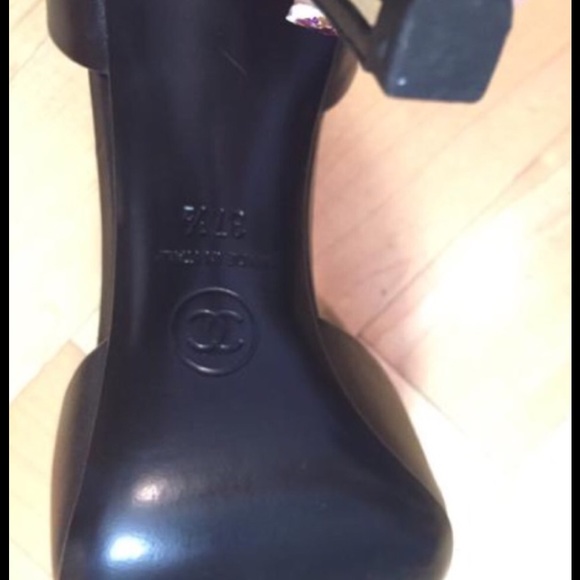 100% Authentic Chanel Lambskin Leather Pumps - Picture 5 of 6