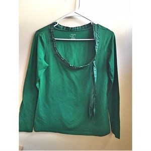 Long sleeve scoop neck shirt.