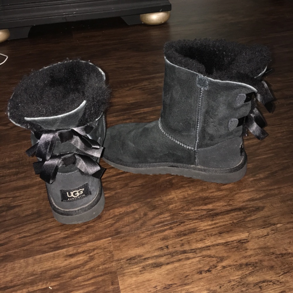 short black bailey bow uggs