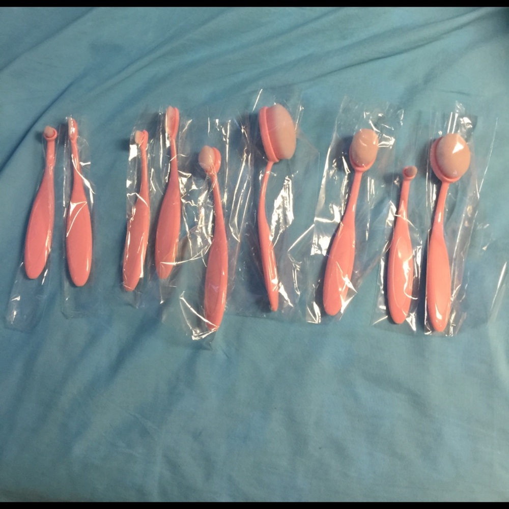 Never been used 9pc makeup brushes