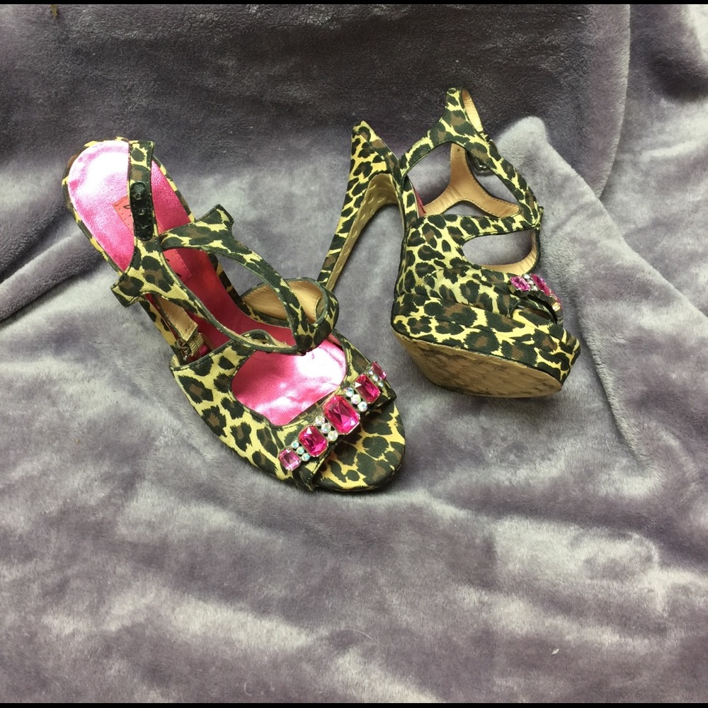 Leopard pumps Betsey Johnson