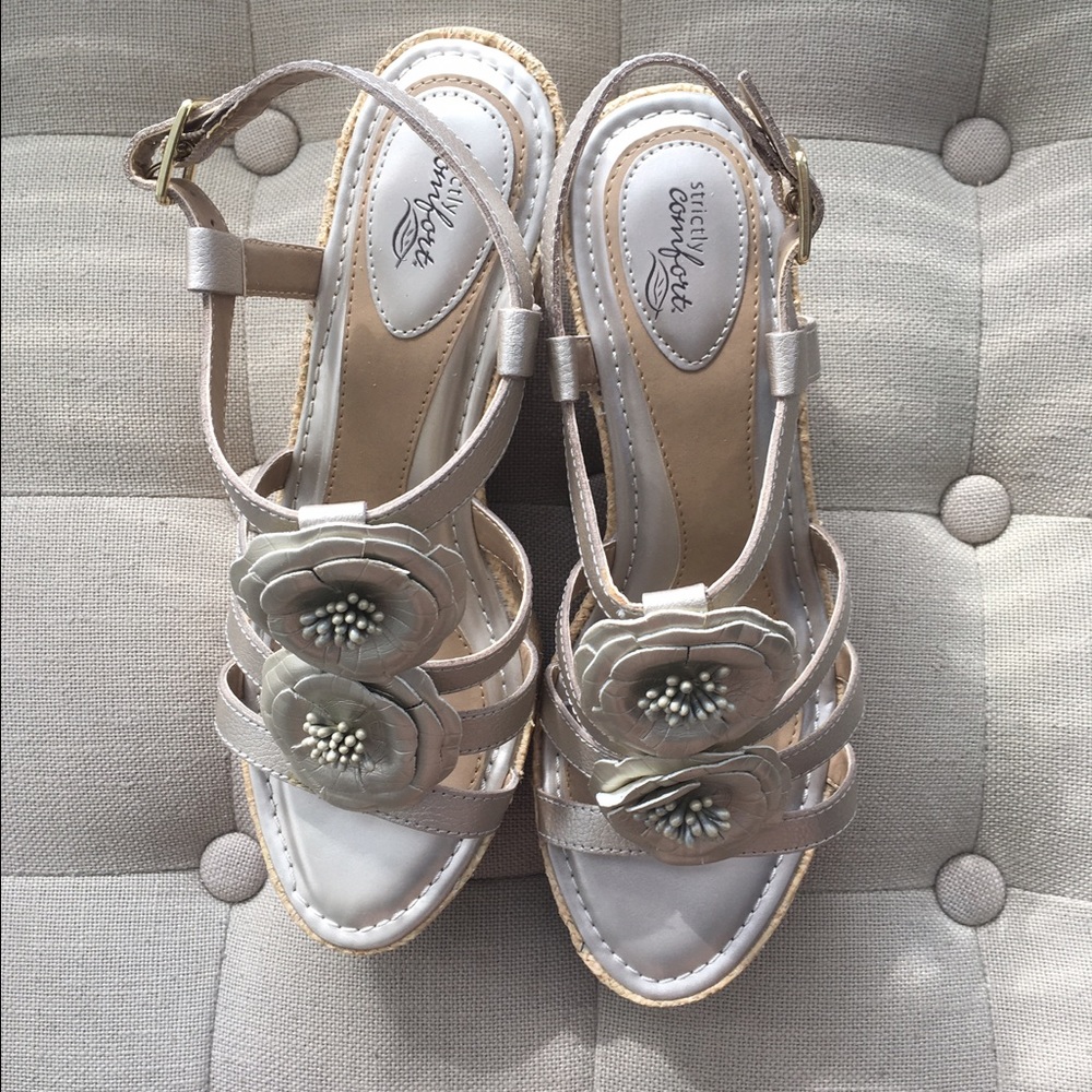 Flowery champagne wedges | almost new!💕