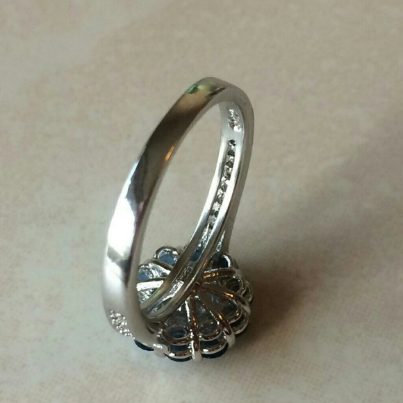 NWOT Blue & White Cz Flower Ring Size 7 - Picture 2 of 4