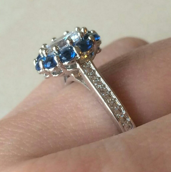 NWOT Blue & White Cz Flower Ring Size 7 - Picture 3 of 4