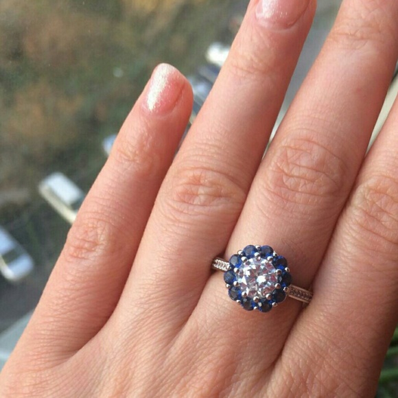 NWOT Blue & White Cz Flower Ring Size 7 - Picture 4 of 4