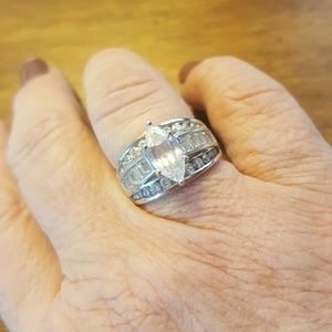 Woman's VZ diamond ring...