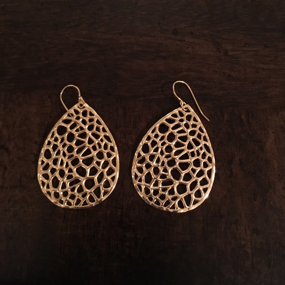 Gold earrings- so cute! Reminds me of KS.