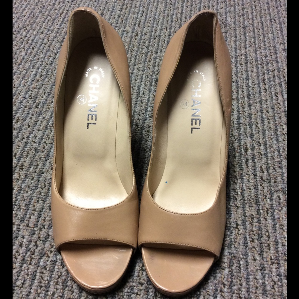 CHANEL Shoe w/ Cork Heel