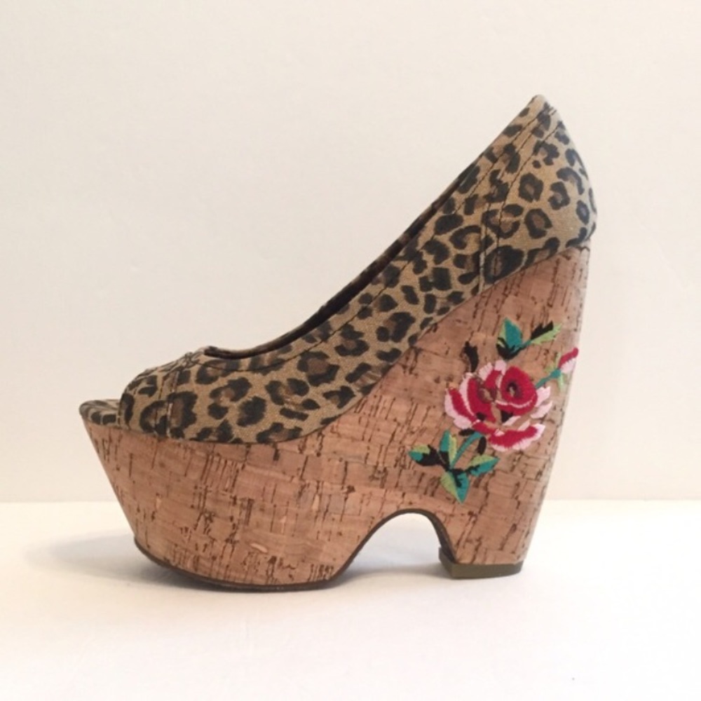 🍒One Day Sale🍒Betsy Johnson Rose Wedges