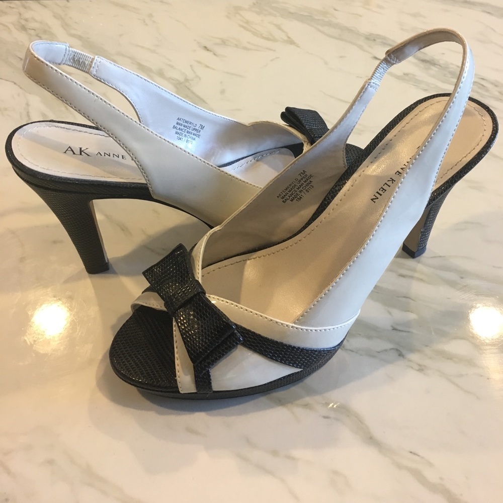 🌀Anne Klein cream and black sling backs