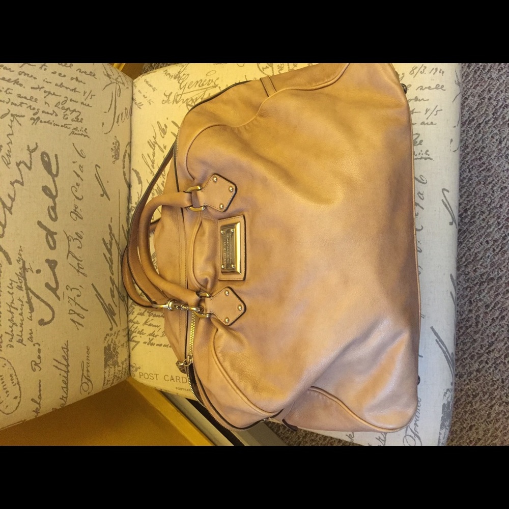 I am selling my dolce and Gabbana bag