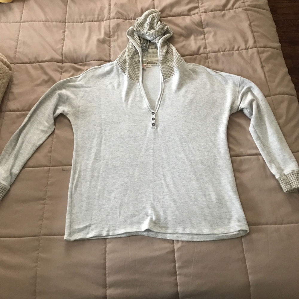 White pull over (hooded)
