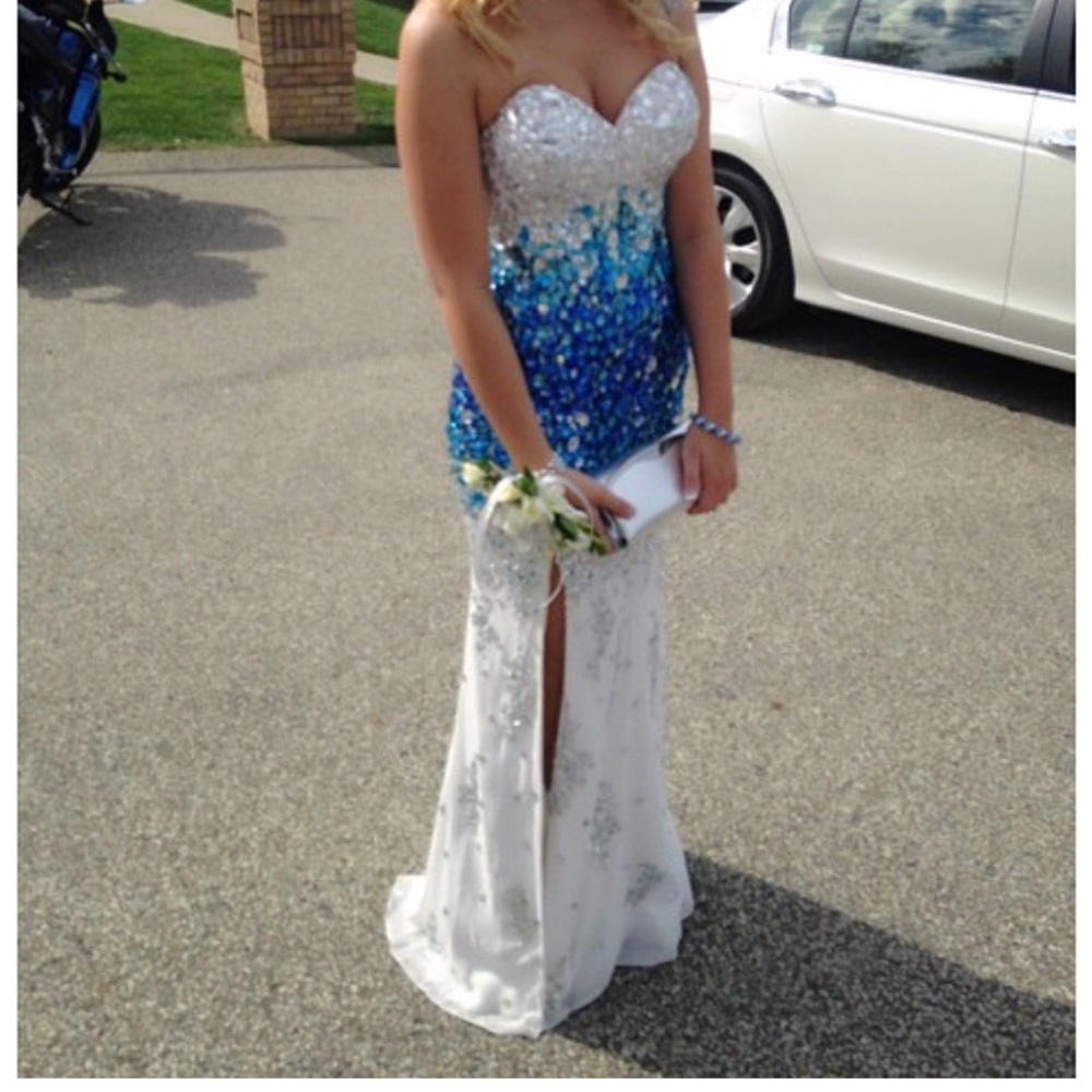 Stunning prom dress!