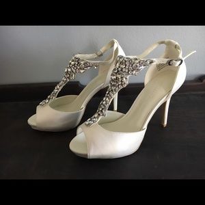 David's Bridal heel. Size 6. Ivory in color.