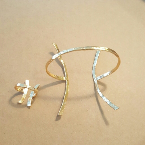 Hammered gold tone cuff and ring - Picture 3 of 3