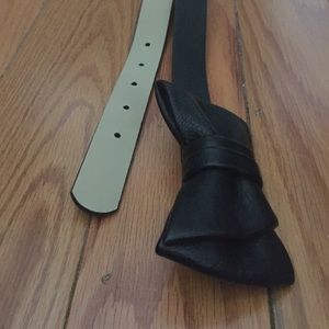 Belt with bow closure