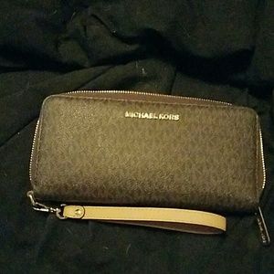 Micheal Kors wallet/wristlet