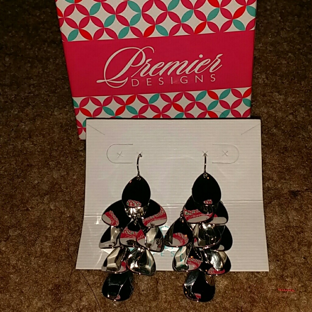 Premier designs dangling earrings