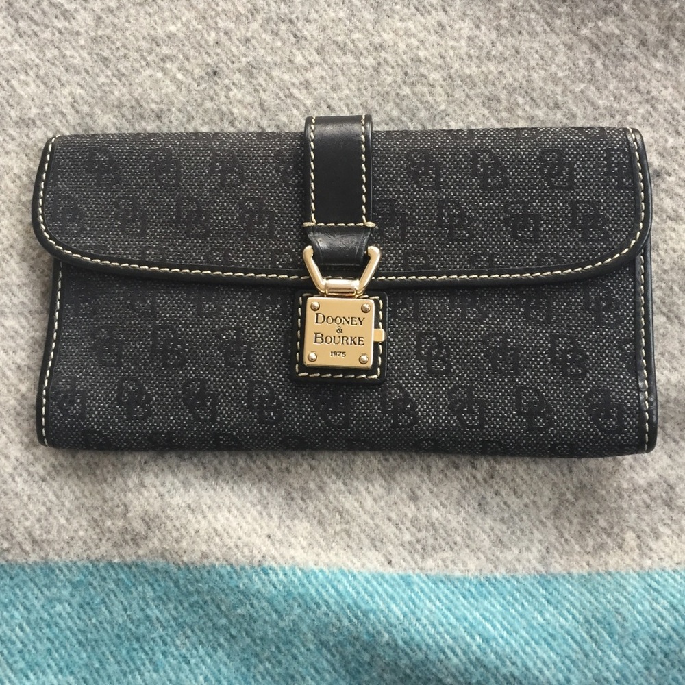 🌸 SPRING CLEAN OUT SALE 🌸 Dooney&Bourke Wallet