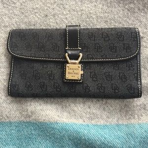 🌸 SPRING CLEAN OUT SALE 🌸 Dooney&Bourke Wallet