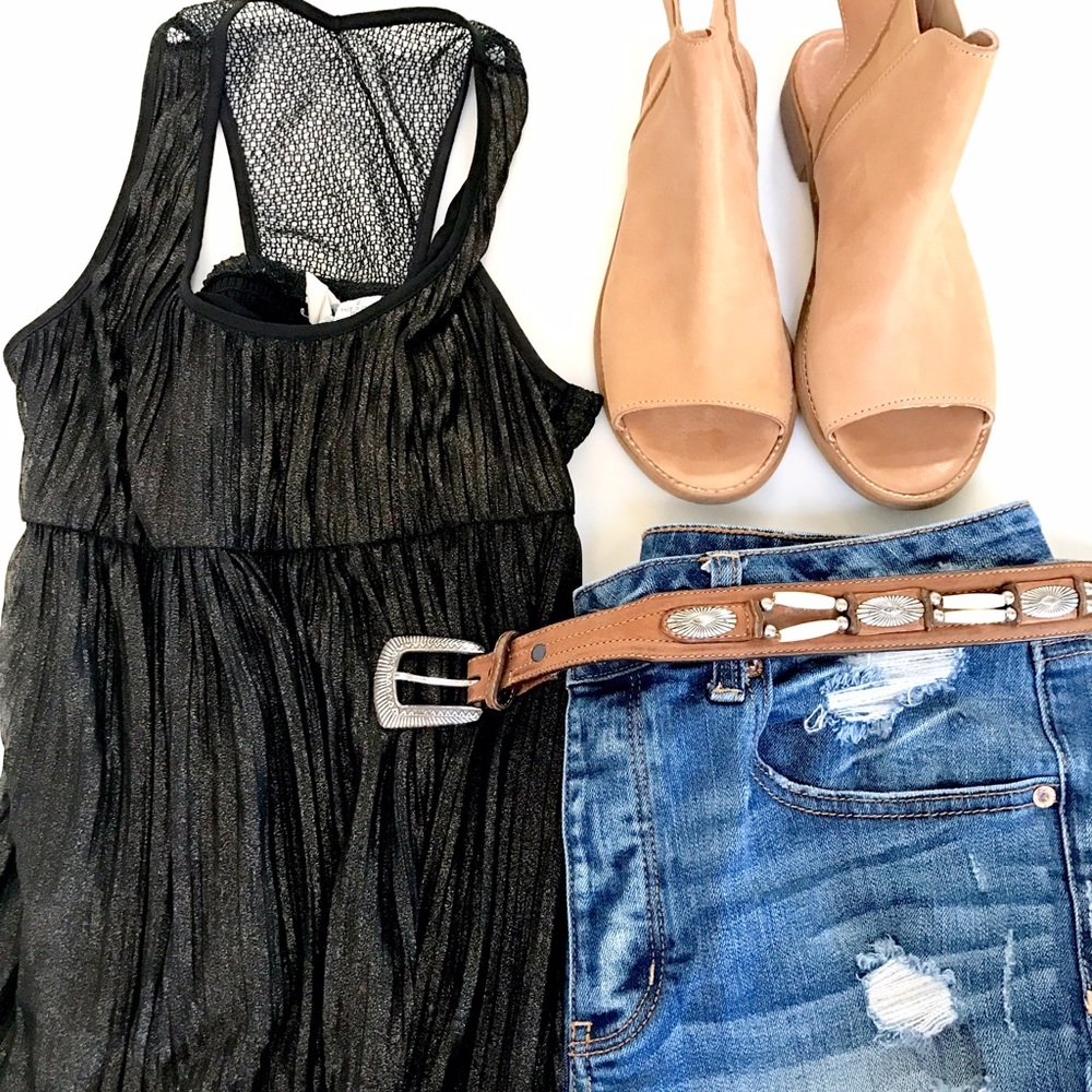 Small razor back top by Mimi Chica