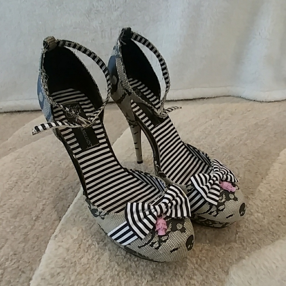 JustFab Size 9 Sexy Heels with Skulls