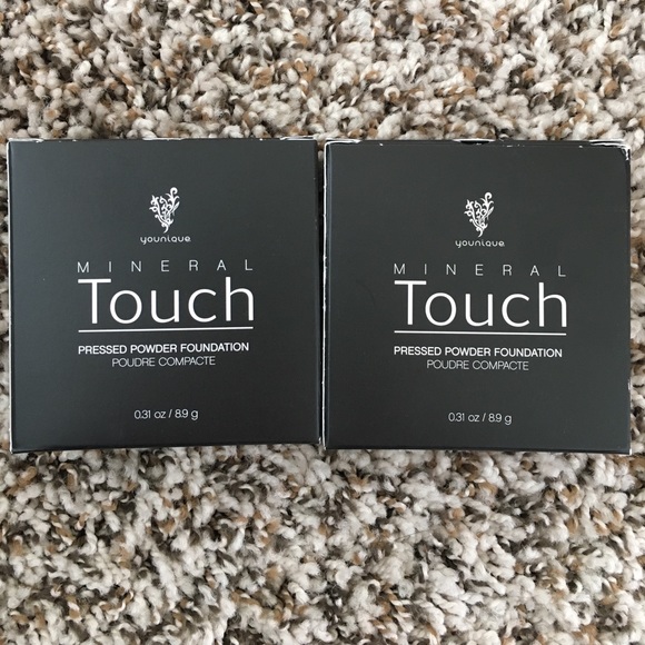 Younique pressed powder foundation - Picture 1 of 3