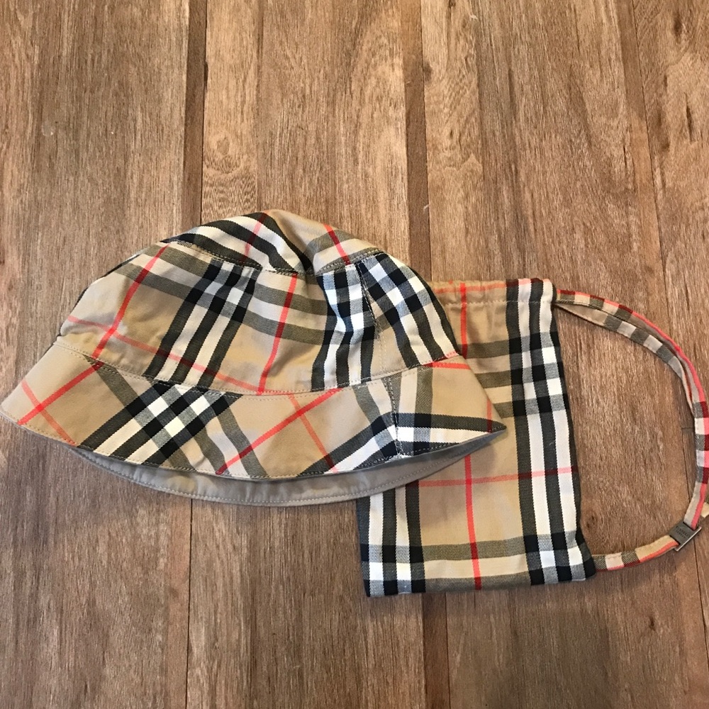 Auth Burberry Reversible Bucket Hat w Pouch