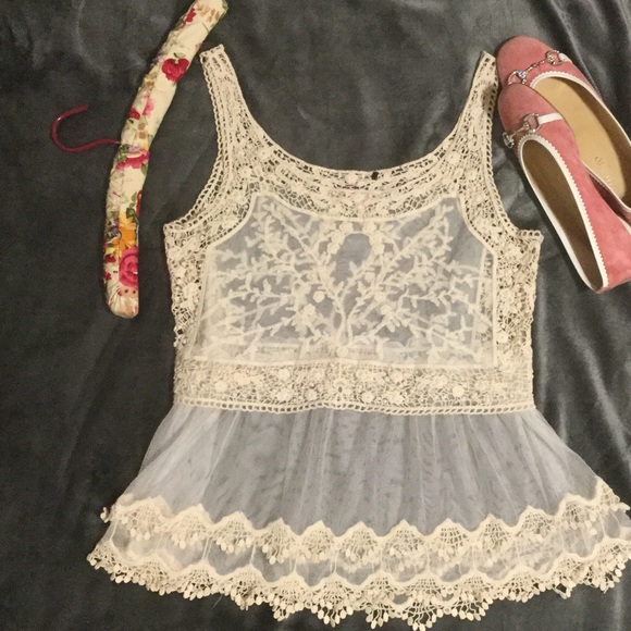 Tops - BOHO lace sleeveless top size M