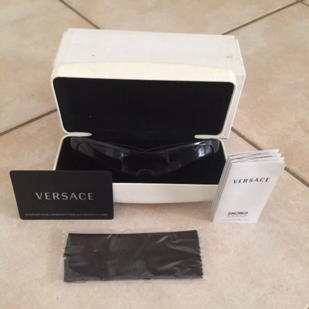 New in Box Black Versace Unisex Sunglasses 4143-B