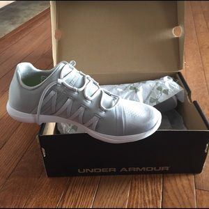NWT Women's UNDER ARMOUR tennis shoes
