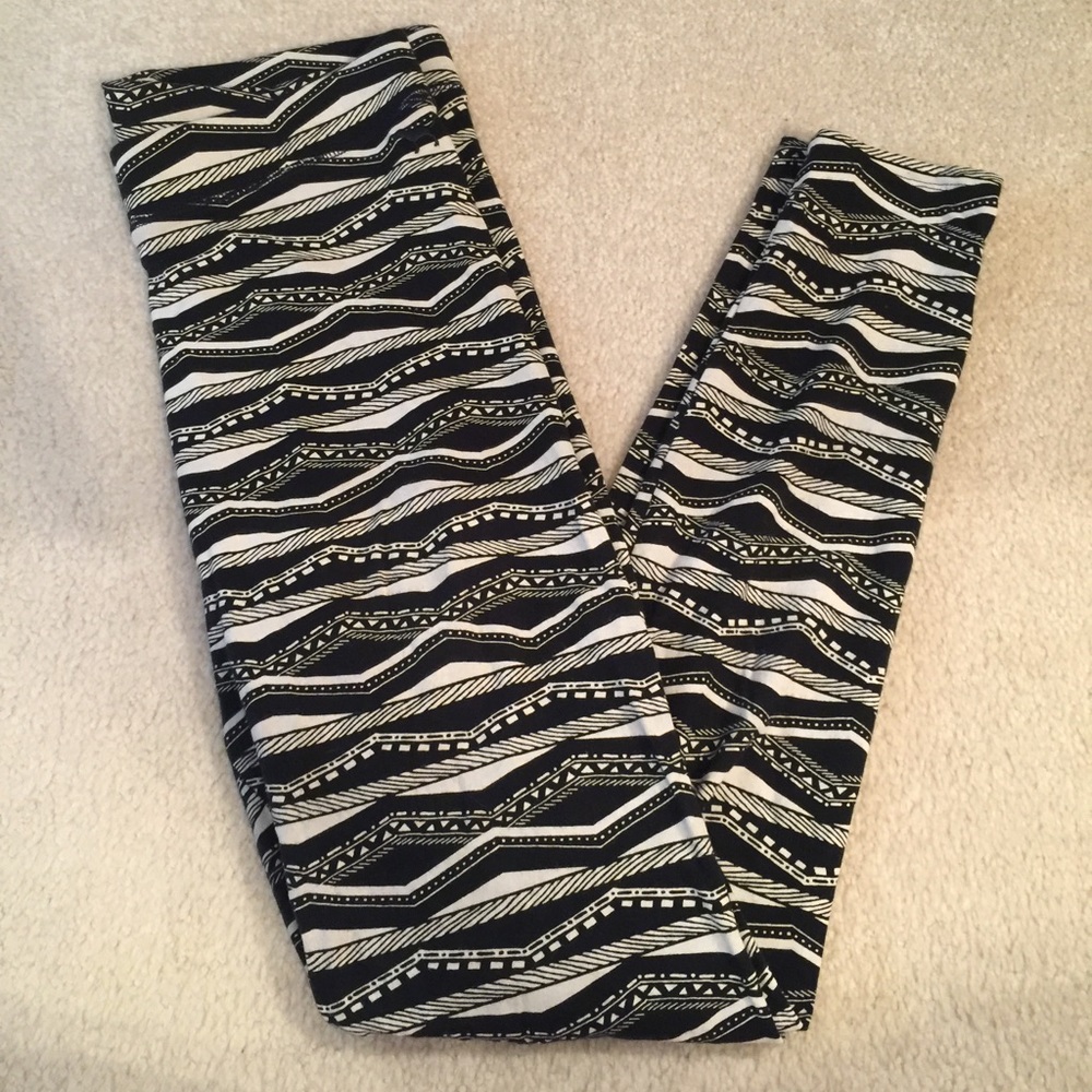 PINK Victoria's Secret Aztec leggings size medium