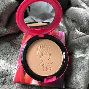 Trolls MAC powder . Glow rida highlight✨