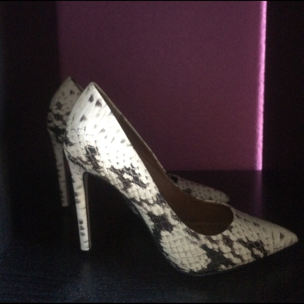 BRAND NEW Steve Madden snake skin pointed toe heel