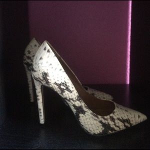 BRAND NEW Steve Madden snake skin pointed toe heel