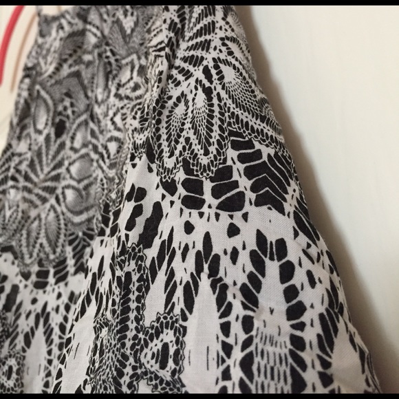 Blank & White Tank - Picture 3 of 4