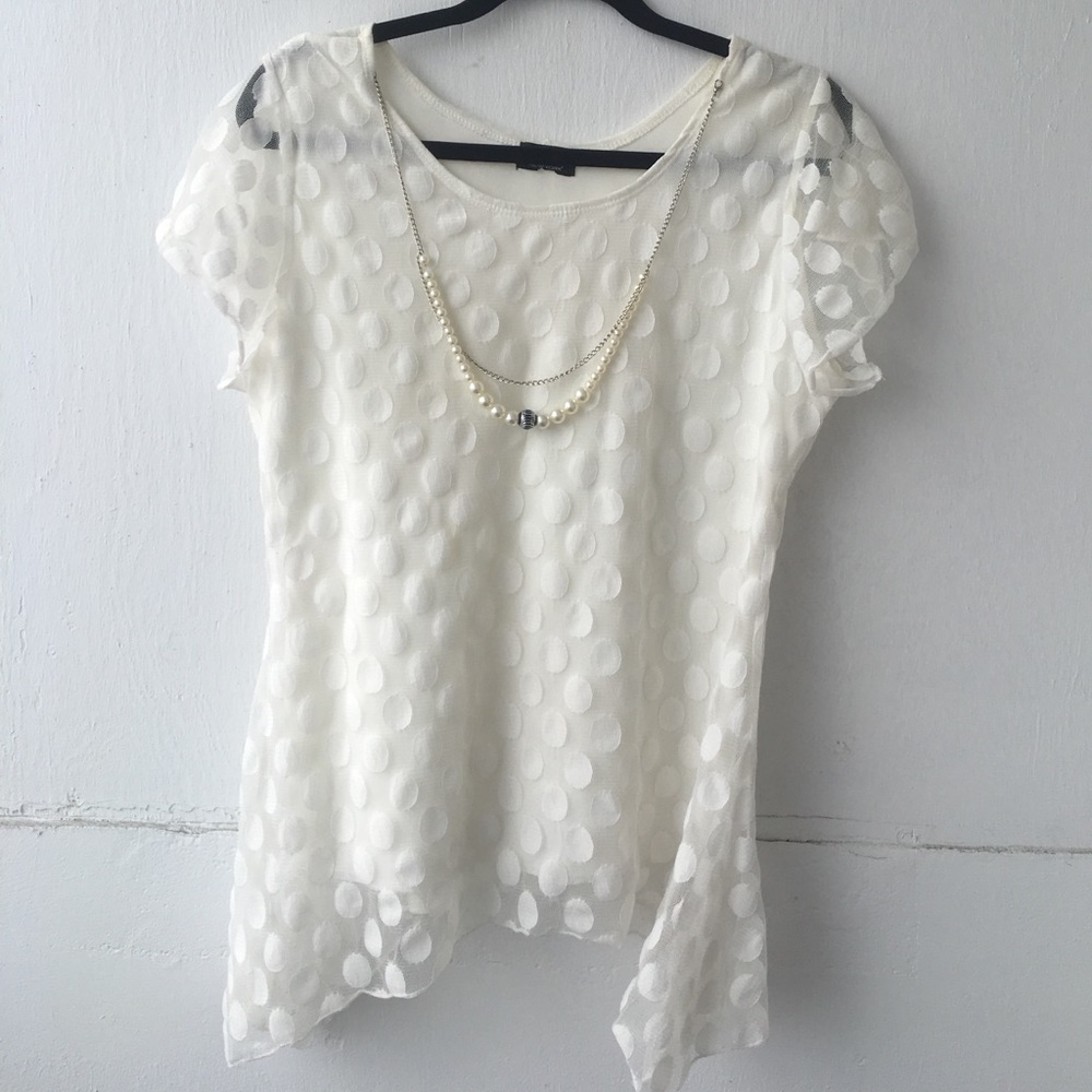 Womans sz med top shark hem beaded necklace EUC